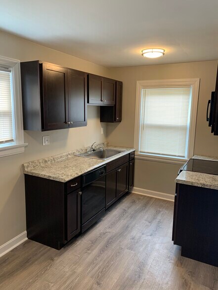 Building Photo - 6847 Roe St