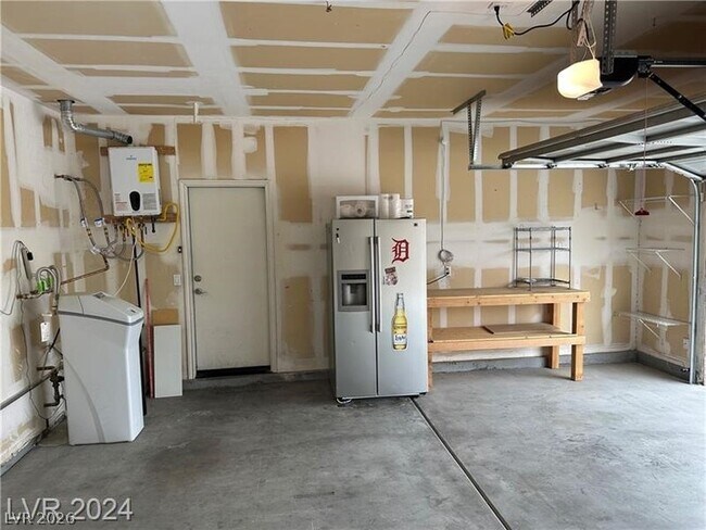 Building Photo - 2805 Alma Lidia Ave