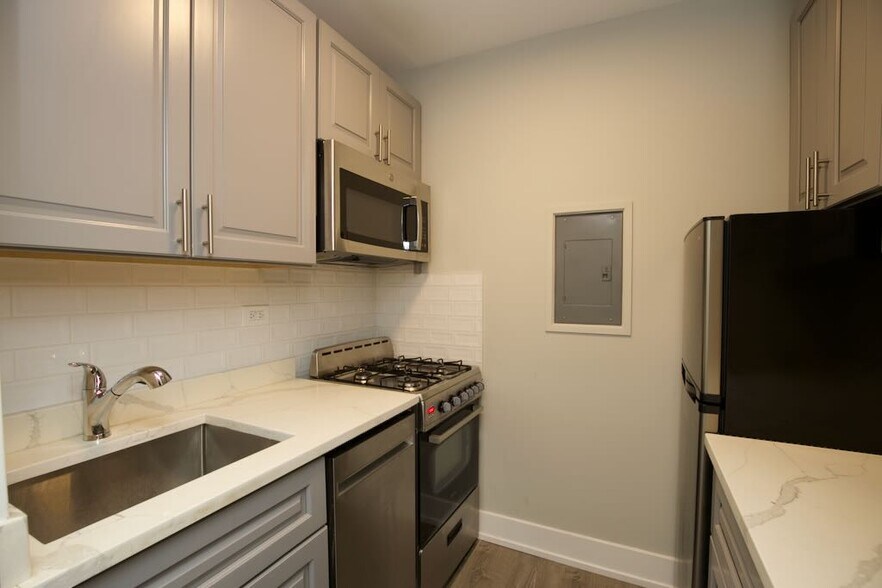 Building Photo - 510 W Belmont Ave