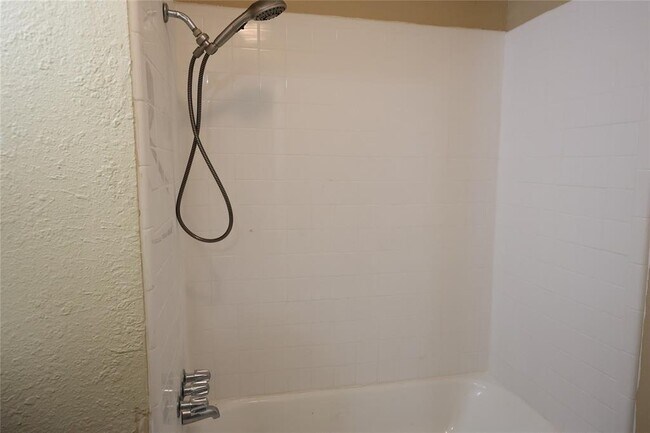 Building Photo - 5734 Lyndhurst Dr