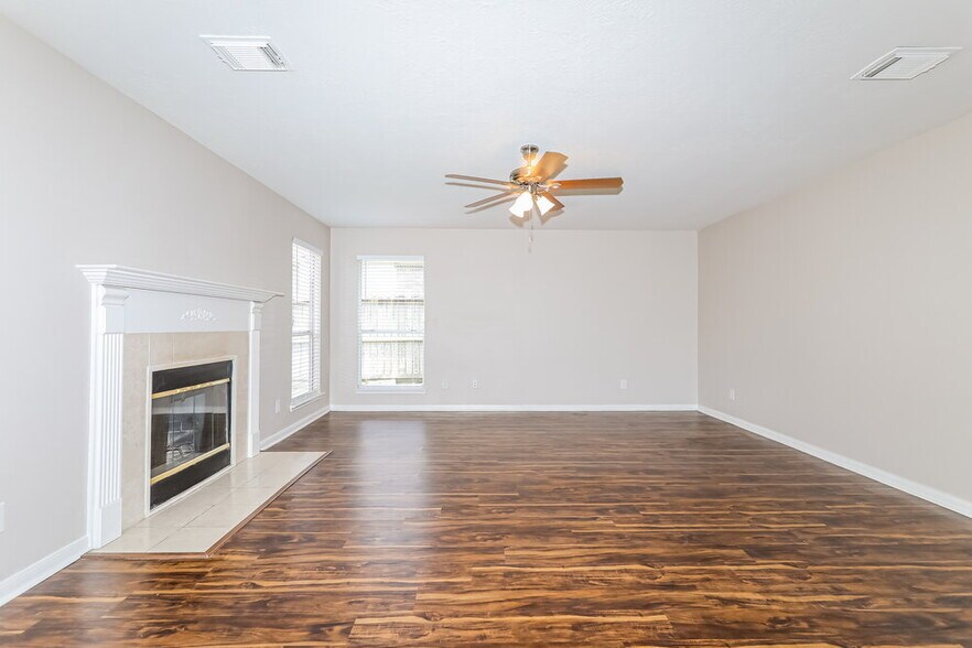 Building Photo - 10410 Enchanted