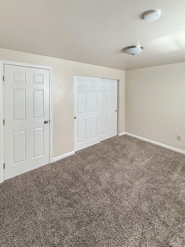 Building Photo - Town Manor Apartments