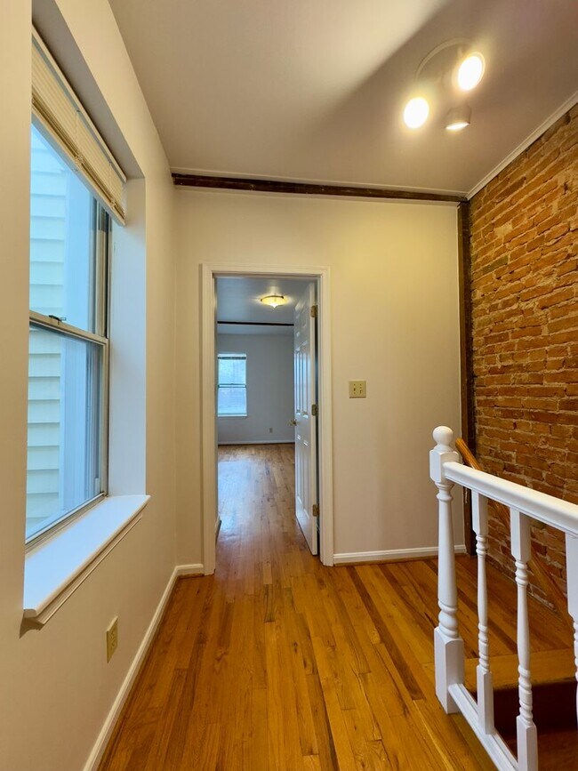 Building Photo - Charming 2-Bedroom Townhome with Modern Co...