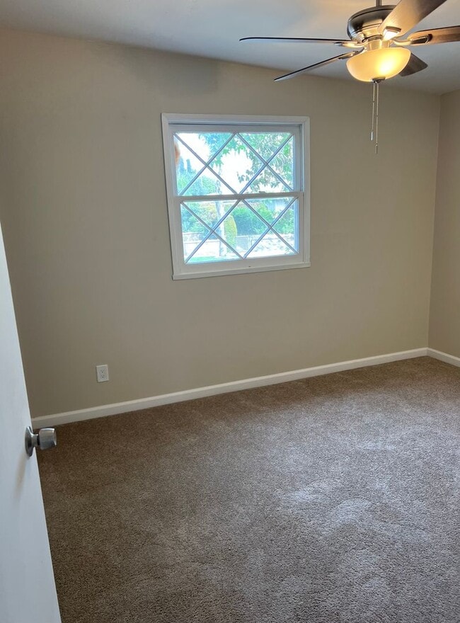 Building Photo - Updated 3BR/2BA home w/yard and garage in ...