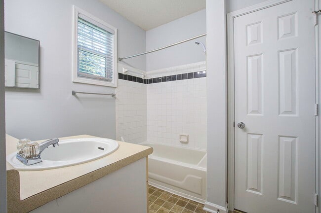 Building Photo - 1213 Rosewood Ln