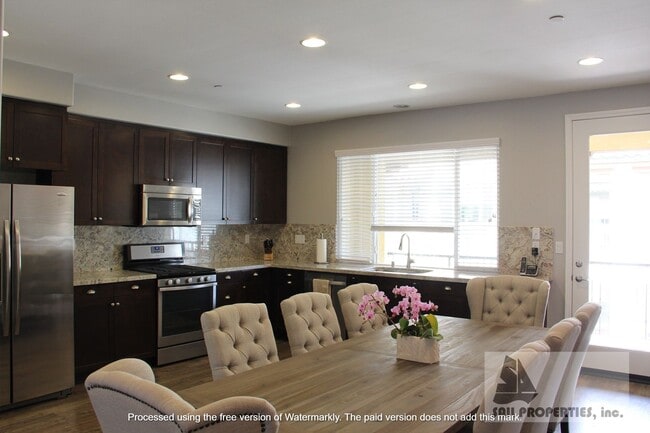 Building Photo - Beautiful Upgraded 3 Bd 3.5 Bth w/Large Bo...