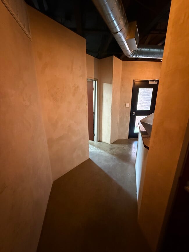Building Photo - 825 W Daggett Ave