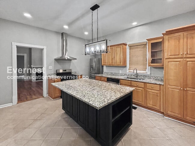 Building Photo - 2 Bed/2 Bath Home with Fenced Yard / Pet-Friendly / Available Now!