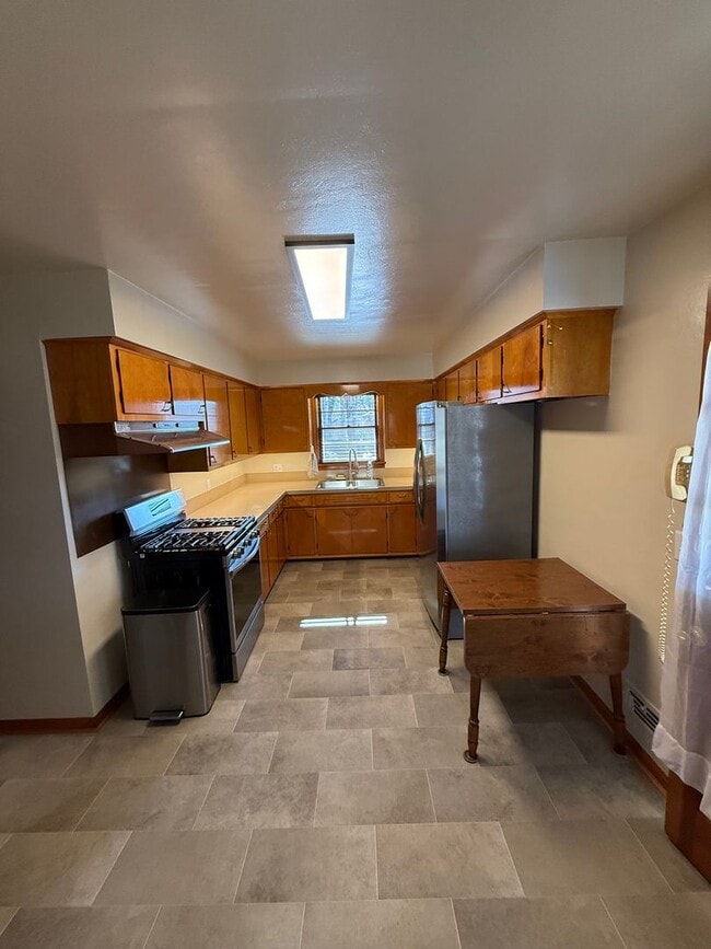 Building Photo - 3 Bed/1/5 Bath House with Carport  *Lawncare included in rent*