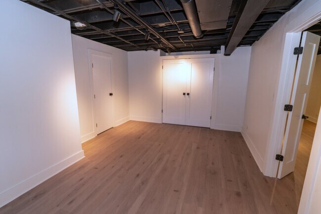 Building Photo - 656 Golf Ln