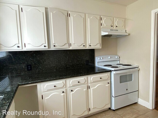 Building Photo - 3 br, 1 bath House - 1656 Country Club Blvd