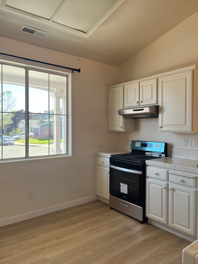 Building Photo - 2065 Banjo Dr