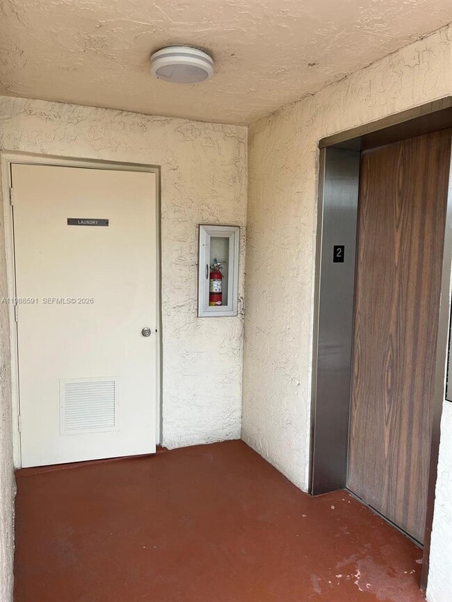 Building Photo - 361 S Hollybrook Dr