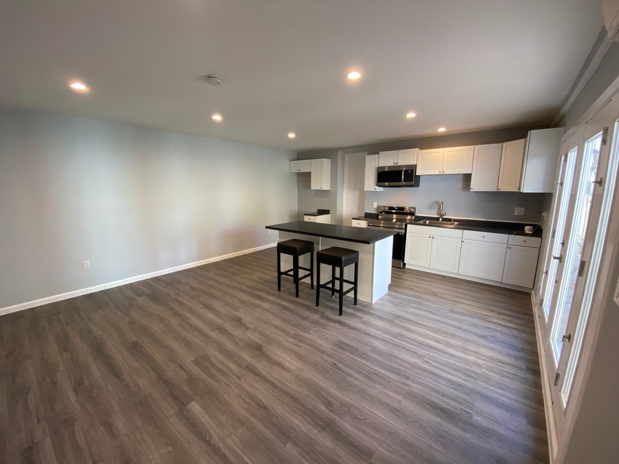 Living room/Kitchen/Dining room - 433 S Fairview St