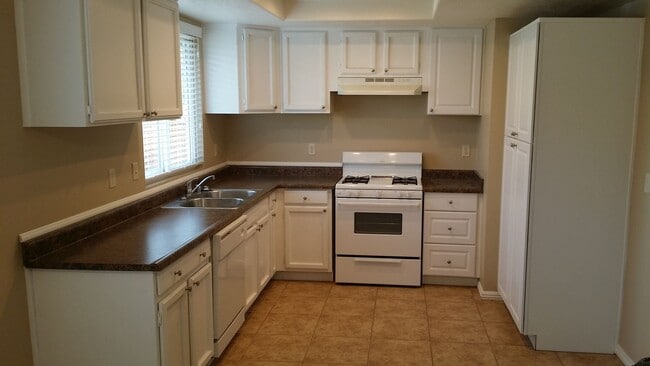 Building Photo - SUPER CUTE 3 BEDROOM HESPERIA HOME