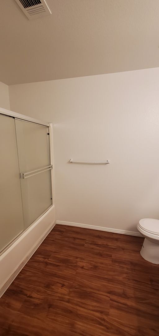 Building Photo - Turlock 2 Bedroom 2 Bath with Garage Triplex