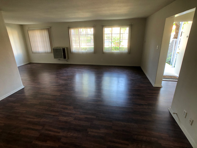 2 Bedroom Apt - Living Area, 1st floor - 901 Levering