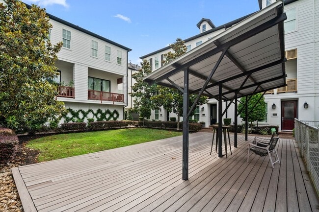 Building Photo - 816 Ennis St