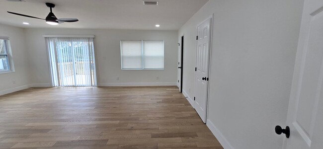 Building Photo - Completely remodeled 4 Bed 4 Bath home wit...