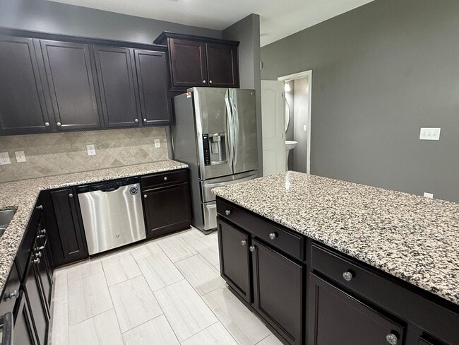 Building Photo - Gorgeous 3 Bed 2.5 Bath Plus Loft Home on ...