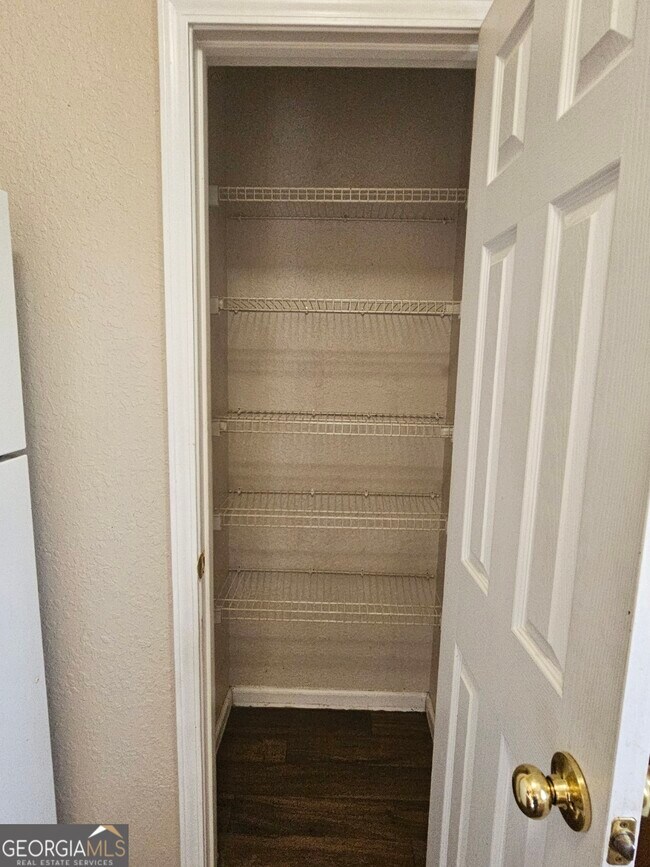 Building Photo - 107 Lively Oaks Dr