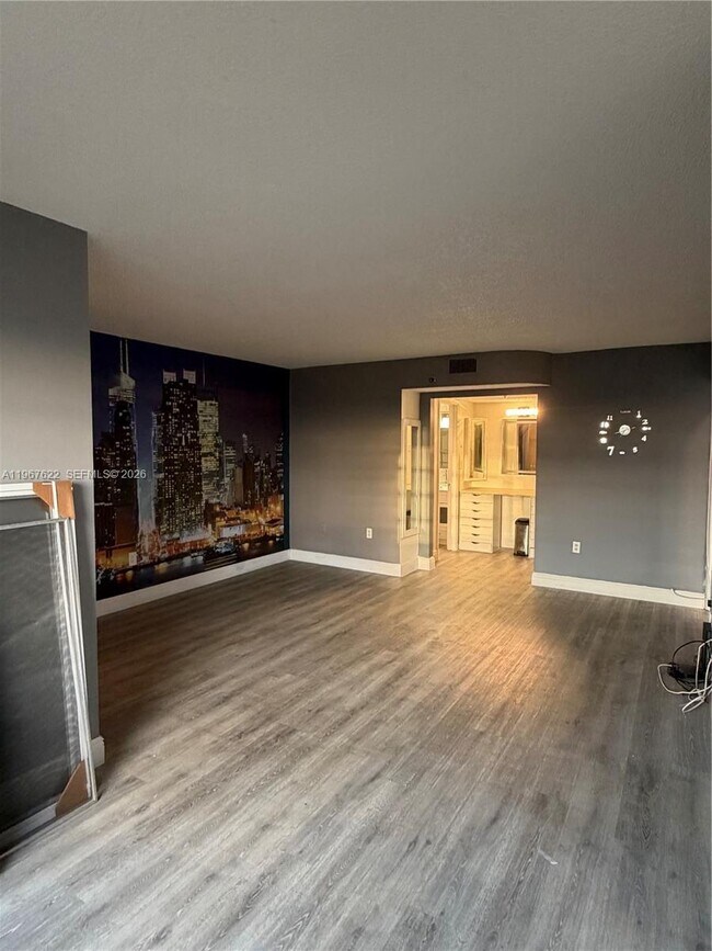 Building Photo - 3910 Inverrary Blvd