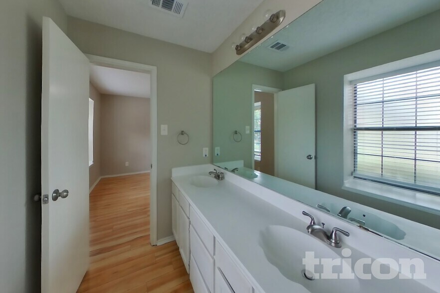 Building Photo - 2033 Feather Ln