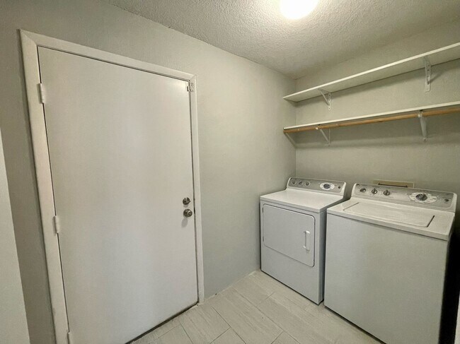 Building Photo - Updated 3 Bed 2.5 Bath Townhouse - SoHo / Hyde Park Area