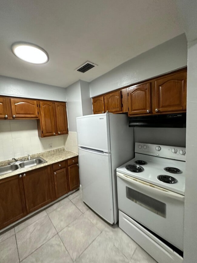 Building Photo - Fully Renovated 3/2 Available for Immediate Rent!