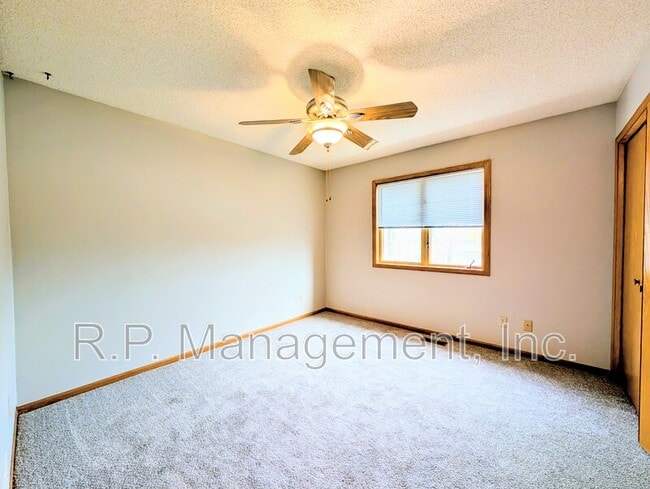 Building Photo - 9200 Parkside Dr