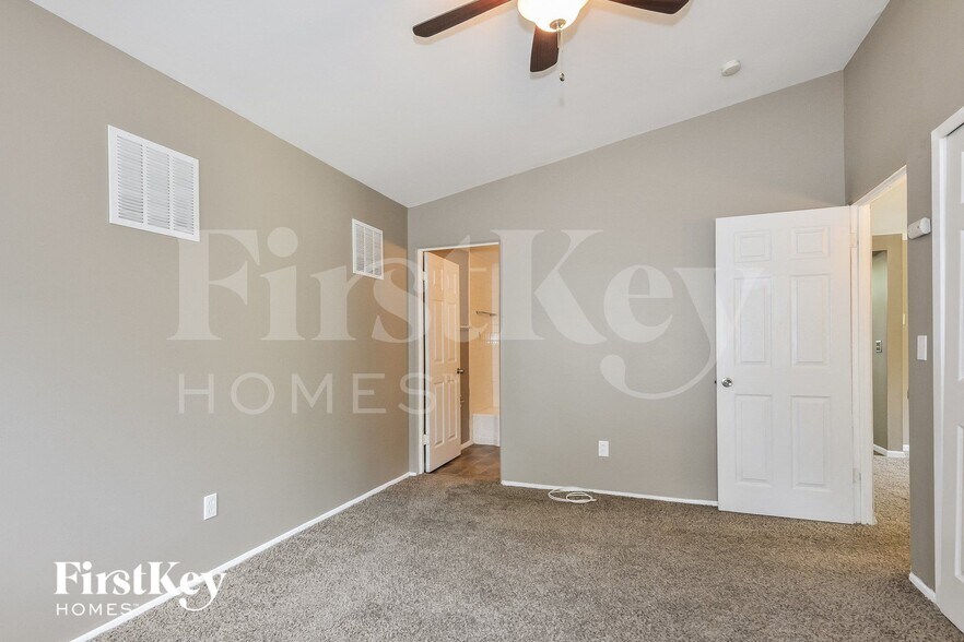 Building Photo - 2420 Cherry