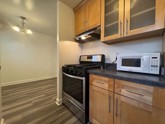 Building Photo - Spacious 1 Bed 1 Bath Condo With Balcony In Mayflower Square