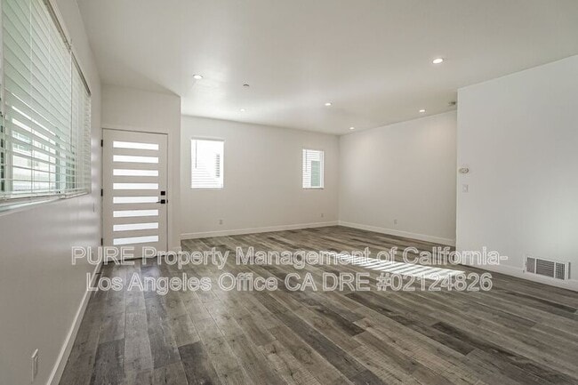 Building Photo - 1344 N Kenmore Ave