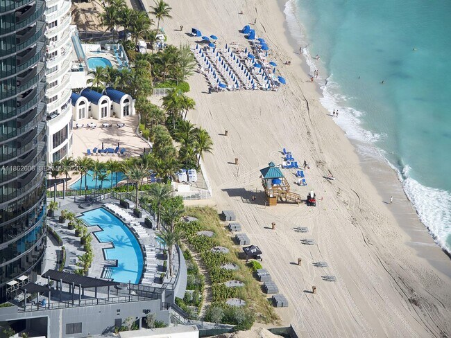 Building Photo - 18555 Collins Ave