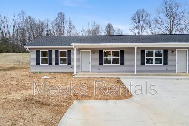 Building Photo - 11 Cottage Ln