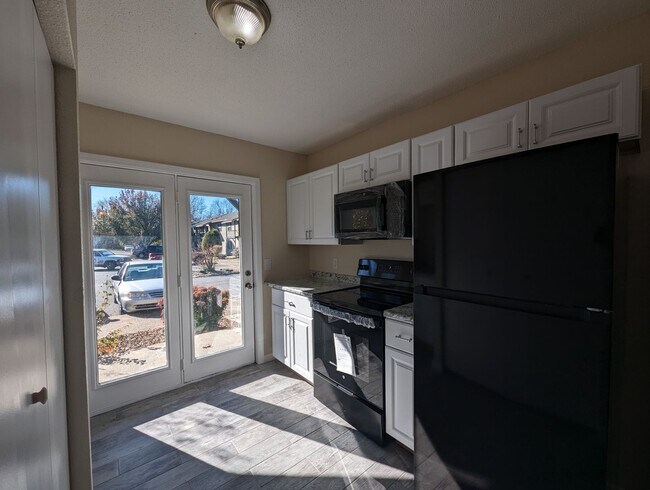 Primary Photo - 2/1 Remodeled Condo style Apartment Close ...