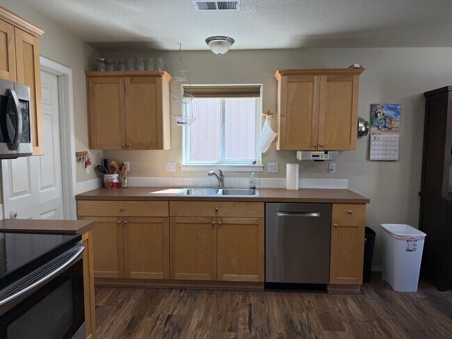 Building Photo - Fantastic 3 Bed/2.5 Bath Single Family Home in SE Bend