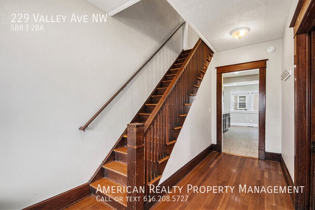 Building Photo - 229 Valley Ave NW