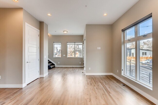 Building Photo - Sunnyside 3 Bedroom Townhomes for Rent