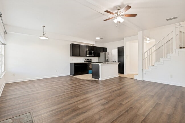 Building Photo - Modern 3BD Townhome Near DFW Airport & Major Highways