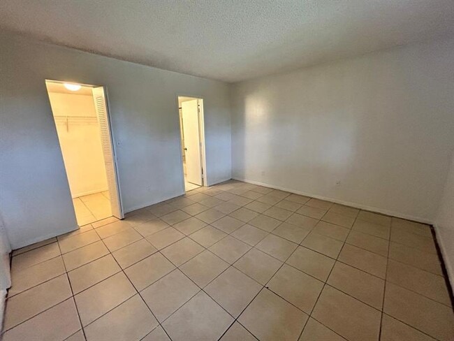 Building Photo - 6900 SW 39th St