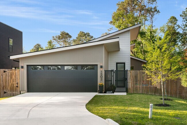 Building Photo - 1420 Flamingo St