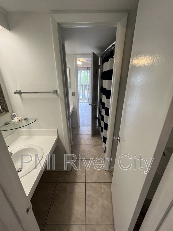 Building Photo - 2300 Twelve Oaks Dr