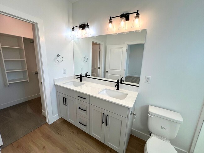 Building Photo - Townhome in Woodland Estates - Pool Access