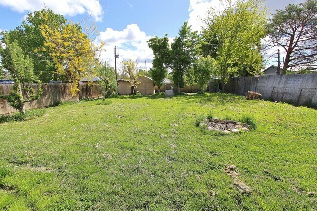 Building Photo - 816 S Wardwell Ave