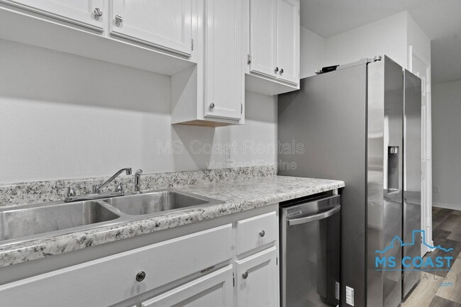 Building Photo - 340 Hiller Dr