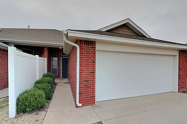 Building Photo - Very Nice 3 Bedroom 2 Bath Home in Yukon S...