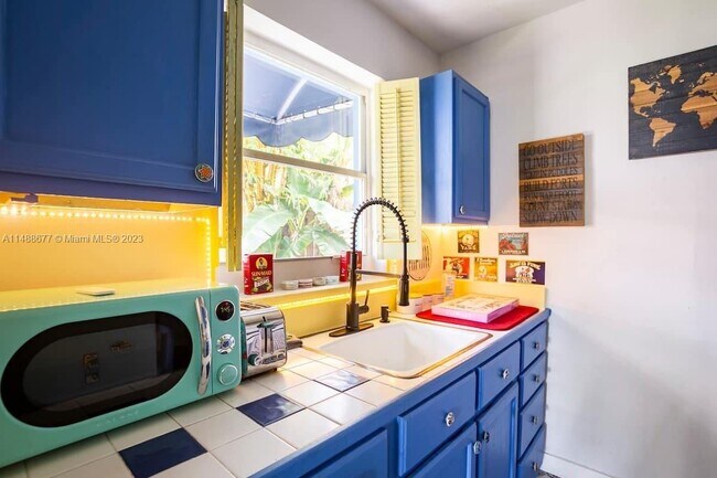 Building Photo - 1516 S 17th Ave