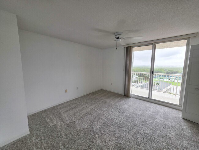 Building Photo - Beautiful Annual 7th floor Condo with Stunning Ocean Views 3/2
