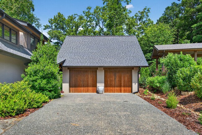 Building Photo - Stunning Luxury Home in the Village of Che...